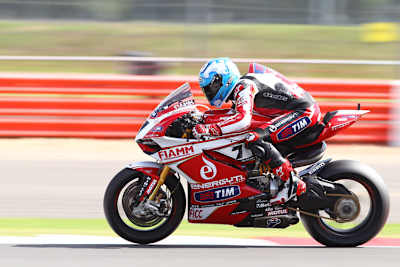 Auf der Geraden jagt die Ducati Panigale die Gegner vor sich her