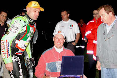 Per Jonsson (Mitte) mit FIM-CCP-Chef Armando Castagna (li.)