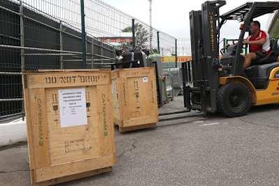 Die Caterham-Kisten werden in Abu Dhabi ausgepackt