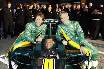 Caterham, als sich alle noch lieb hatten (gucken Sie mal rechts oben): Jarno Trulli (links), Tony Fernandes (im Auto), Heikki Kovalainen