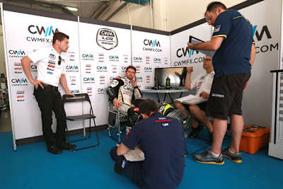 Cal Crutchlow beim Michelin-Test am Donnerstag, ganz links Teamchef Lucio Cecchinello