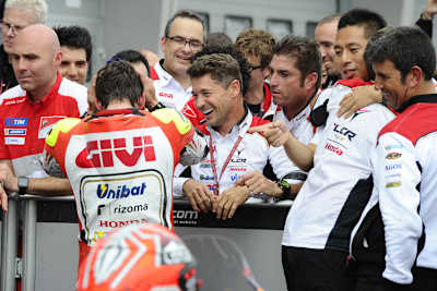 Nach dem MotoGP-Sieg in Brünn: Cal Crutchlow mit einem glückseligen Lucio Cecchinello