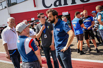 Serienmanager Normann Broy, Christian Schneider als Rennleiter und Werner Daemen (v.re.) im Gespäch