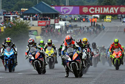 Der Start zum IRRC Superbike-Regenrennen 2017 in Chimay