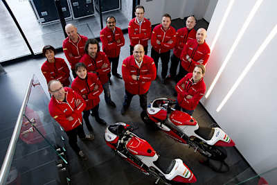 Mahindra Racing-CEO Mufaddal Choonia (Mitte) mit Mitarbeitern in Varese