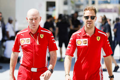 Jock Clear erhält zwischen seinen Stars Hamilton und Rosberg eine Dusche