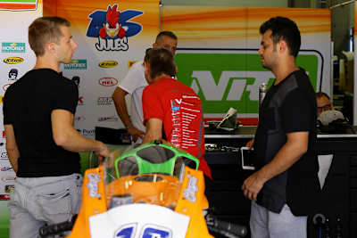 Jules Cluzel gewann dieses Jahr schon drei Rennen – rechts neben ihm steht Teameigentümer Vafi Khan