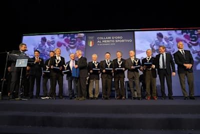 Giuseppe Conte (Zweiter von links) ehrte neun ehemalige Motorrad-Weltmeister, rechts FMI-Präsident Giovanni Copioli und CONI-Präsident Giovanni Malagò