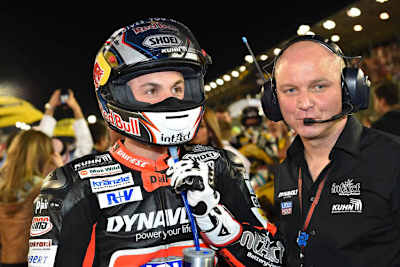 Sandro Cortese: Verletzt und mit Teamchef Jürgen Lingg in der ersten Startreihe beim Katar-GP