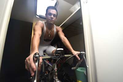 Sandro Cortese fährt sich beim IRTA-Test in Jerez vor dem Moto2-Training warm