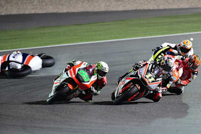 Cortese mitten im Getümmel: links stürzt Baldassarri, neben ihm West (95), dahinter Terol und Cardús