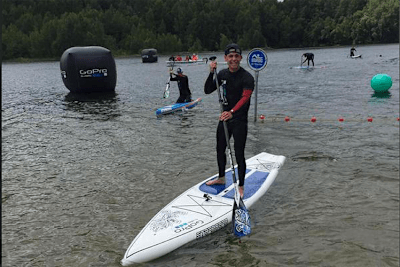 Sandro Cortese beim Stand Up Paddling auf dem Stausee Oberwald 