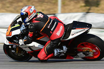 Claudio Corti übergibt die Forward-Yamaha an Toni Elias