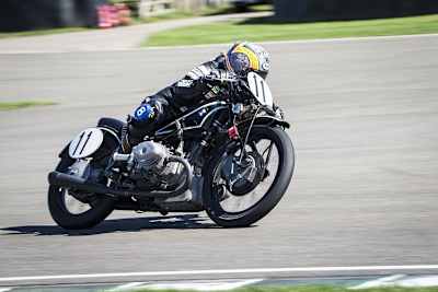 Maria Costello auf der historischen BMW R 57 mit Kompressor-Aufladung