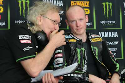 Crew-Chief Guy Coulon mit Bradley Smith