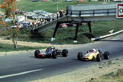 Piers Courage (links) überrundet Al Pease in Kanada 1968