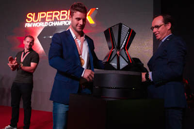 Jonathan Rea erhält von Dorna-Manager Javier Alonso Auszeichnungen - Tom Sykes applaudiert im Hintergrund