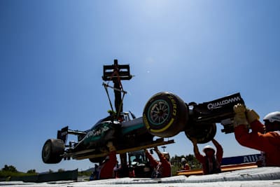 Viel zu tun: Der Crash von Lewis Hamilton und Nico Rosberg bescherte den Mercedes-Mitarbeitern Extra-Abreitsstunden