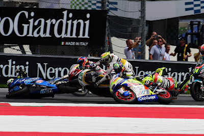 In Kurve 1 stürzten zahlreiche Moto2-Piloten