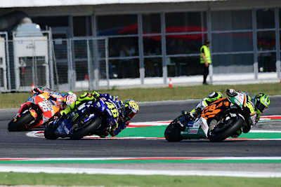 Cal Crutchlow vor Valentino Rossi