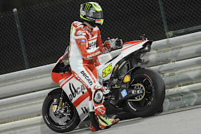 Cal Crutchlow musste die Ducati Desmosedici GP14 am Streckenrand abstellen
