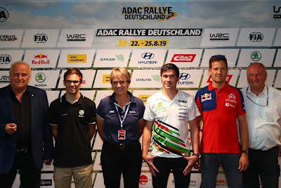 Jutta Kleinschmidt (Mi) & Co. bei der Pressekonferenz