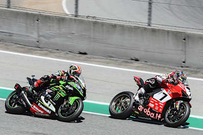 Chaz Davies (li.) schlug die Hand von Jonathan Rea aus