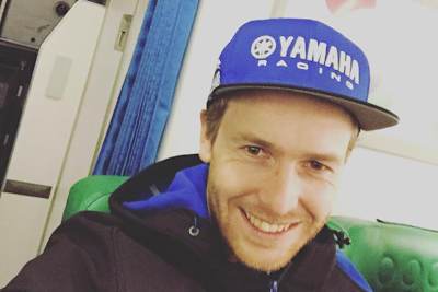 Danny de Boer mit Yamaha Kappe auf grünem Stuhl