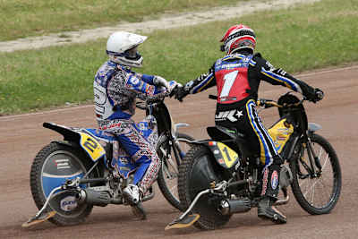 WM-Leader Joonas Kylmäkorpi (1) gratuliert GP-Sieger Jannick de Jong