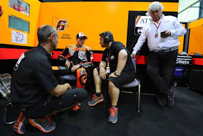 Forward-Box in Katar: Dirk Debus, Stefan Bradl, Crew-Chief Sergio Verbena und Teambesitzer Giovanni Cuzari