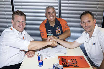 KTM-Motorsport-Direktor Pit Beirer mit Claudio de Carli und dem KTM Offroad Vizepräsidenten, Robert Jonas