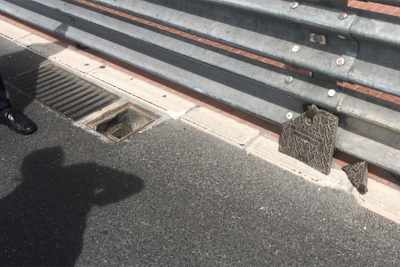 Die gebrochene Metallplatte