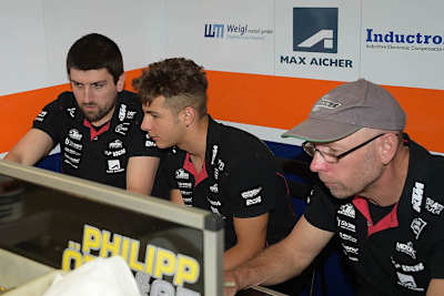 Lorenzo Dalla Porta arbeitet in Mugello mit der Crew von Philipp Öttl