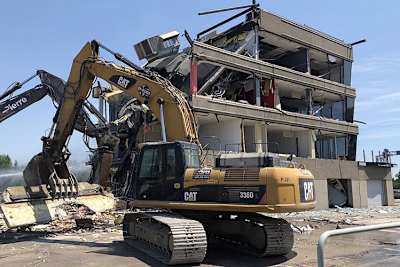 Das Boxengebäude von 1988 wird abgerissen