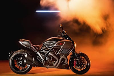 Die Ducati Diavel Diesel wird übrigens weiterhin mit Benzin betankt – das nur, damit Gerüchten, Ducati baue ein Dieselmotorrad, vorgebeugt ist