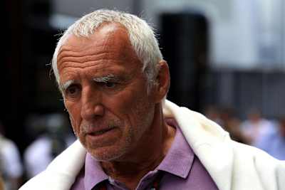 Red Bull-Chef Dietrich Mateschitz: «Wir verstehen die Reifen nicht so gut wie Mercedes und auch das Zusammenspiel mit dem kompletten Antriebsstrang, mit dem Energie-Rückgewinnungssystem, es fehlt an Leistung»»