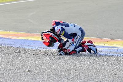 Schmerzverzerrt hockte Di Giannantonio nach seinem Sturz im Kiesbett