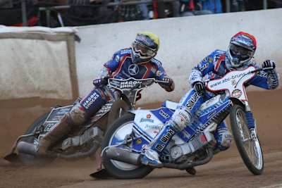 Max Dilger (re.) greift zum Saisonende noch einmal an