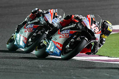 Im Rennen in Losail wurde Tom Lüthi (12) im Finish von Marcel Schrötter distanziert