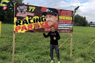 Dominique Aegerter feiert am 23. 11. 2019 gemeinsam mit seinen Fans