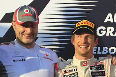 Beurlaubt: Der frühere McLaren-Aerodynamikchef Doug McKiernan (im Bild mit Jenson Button beim Australien-GP 2012)