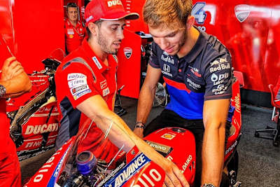 Pierre Gasly liess sich von Andrea Dovizioso dessen MotoGP-Bike erklären
