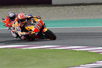 22. Runde, Zielkurve: Marc Márquez hat Dovi ausgebremst, biegt aber zu schnell in die Zielkurve ein