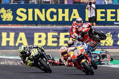 Ausgangs der 1. Kurve: Márquez, Rins und Rossi stürmen davon, Dovi springt über das Bike von Quartararo 