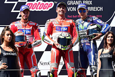 Andrea Iannone sicherte sich vor 225.850 Zuschauern den Spielberg-Sieg vor Andrea Dovizioso (li.) und Jorge Lorenzo