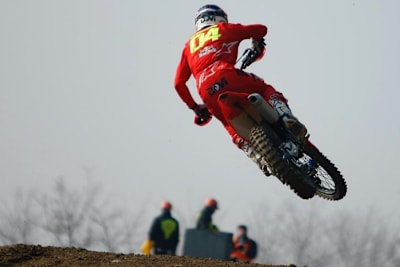 Andrea Dovizioso fühlt sich auch auf der Motocross-Strecke wohl