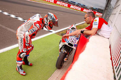 Andrea Dovizioso schon die Ducati nach dem Crash ins Ziel: 13. Platz, 3 Punkte