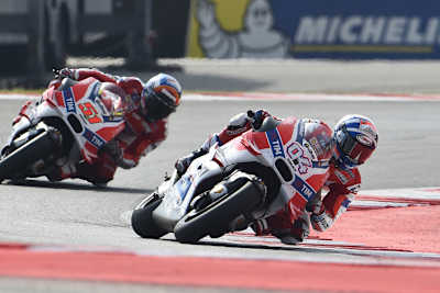 Im Rennen schlug sich Andrea Dovizioso (04) anfangs sogar mit Pirro (51) herum