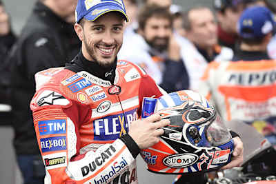 Andrea Dovizioso und das schwarze Pferd auf seinem Helm