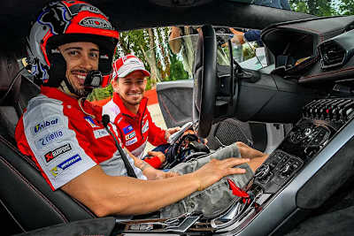 Andrea Dovizioso in einem Lamborghini Huracan, links neben ihm Casey Stoner